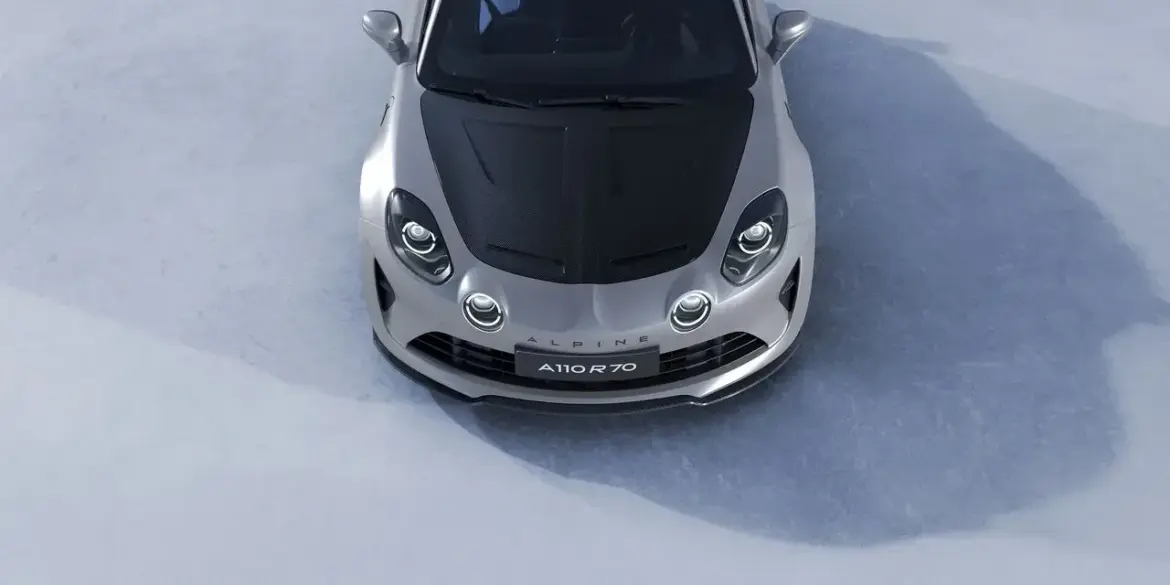 Alpine A110 R 70 in silber mit schwarzer Motorhaube und Dach, fotografiert aus der Vogelperspektive