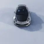 Alpine A110 R 70 in silber mit schwarzer Motorhaube und Dach, fotografiert aus der Vogelperspektive