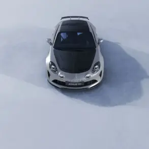 Alpine A110 R 70 in silber mit schwarzer Motorhaube und Dach, fotografiert aus der Vogelperspektive