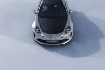 Alpine A110 R 70 in silber mit schwarzer Motorhaube und Dach, fotografiert aus der Vogelperspektive