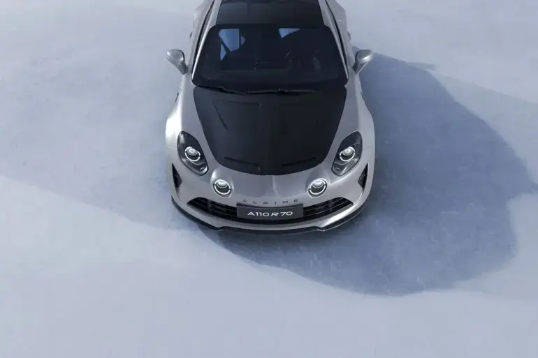 Alpine A110 R 70 in silber mit schwarzer Motorhaube und Dach, fotografiert aus der Vogelperspektive