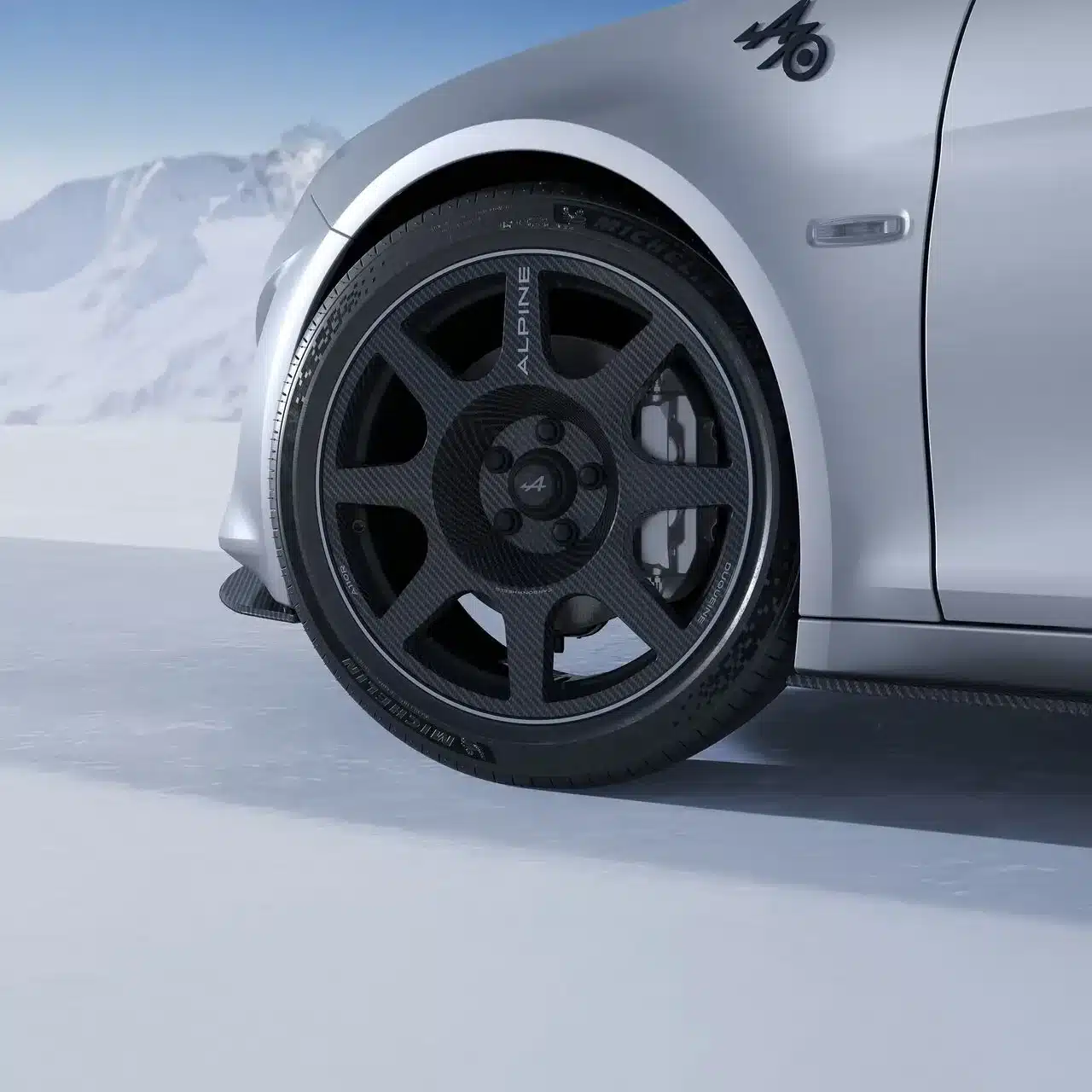 Nahaufnahme eines Carbonrads am Alpine A110 R 70 mit Michelin Pilot Sport Cup 2 Reifen auf verschneitem Untergrund.