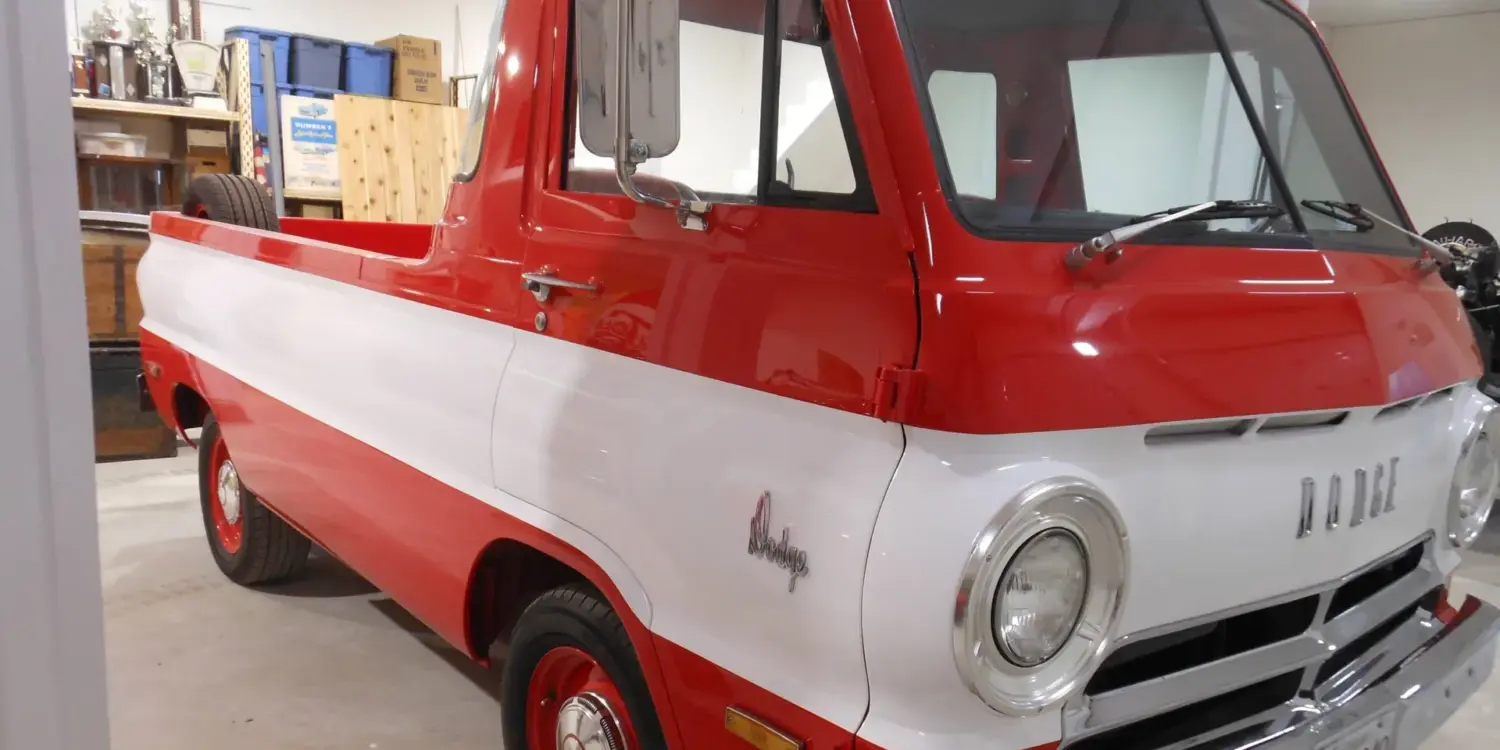 Restaurierter Dodge A100 Pickup von 1970, rot-weiß lackiert, in einer Garage
