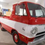 Restaurierter Dodge A100 Pickup von 1970, rot-weiß lackiert, in einer Garage