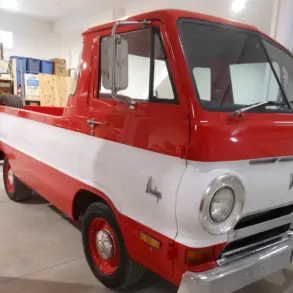 Restaurierter Dodge A100 Pickup von 1970, rot-weiß lackiert, in einer Garage