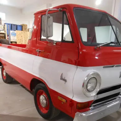 Restaurierter Dodge A100 Pickup von 1970, rot-weiß lackiert, in einer Garage