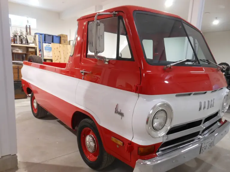 Restaurierter Dodge A100 Pickup von 1970, rot-weiß lackiert, in einer Garage