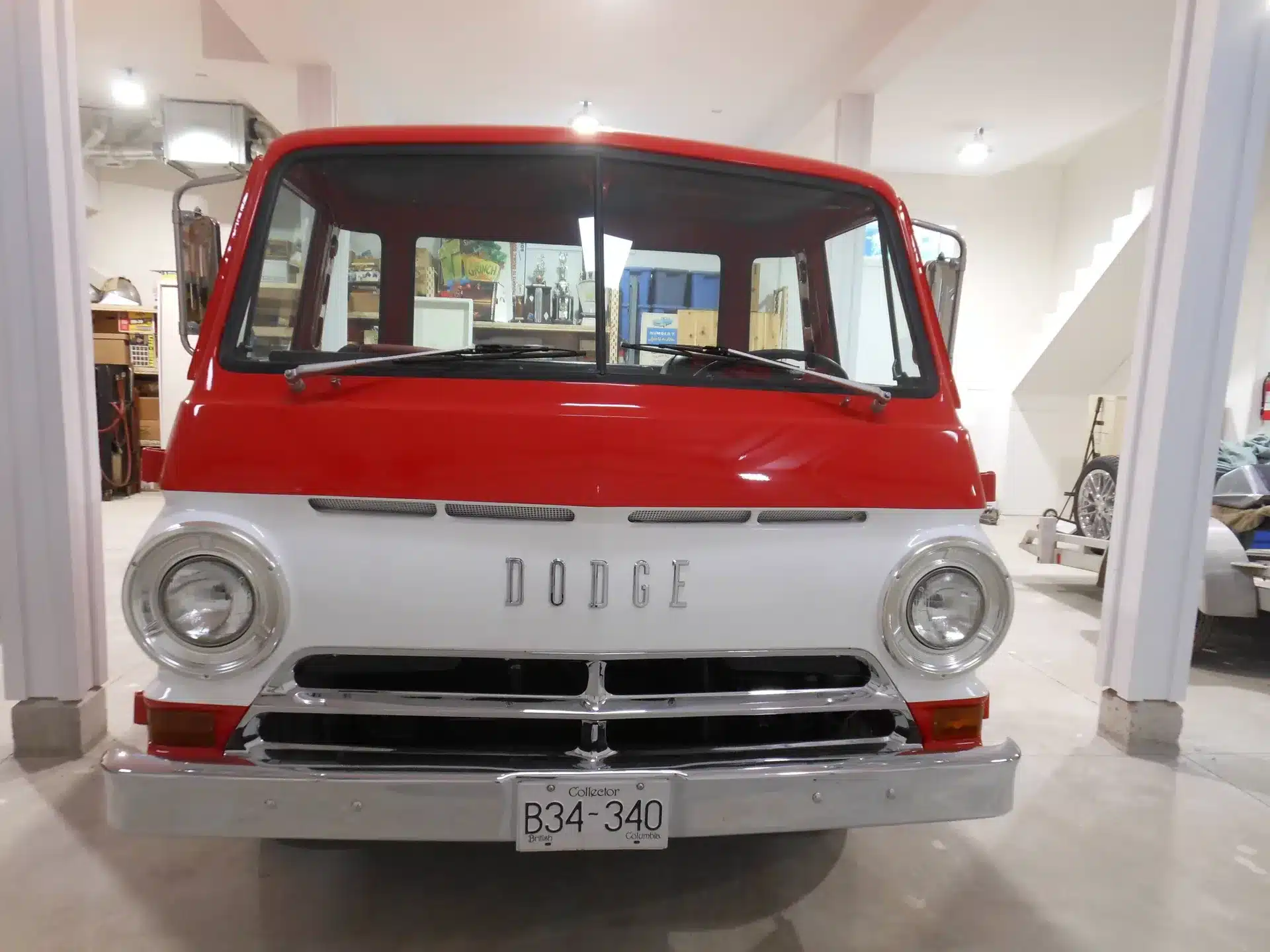 Restaurierter Dodge A100 Pickup, Baujahr 1970, von vorne in einer Garage fotografiert.