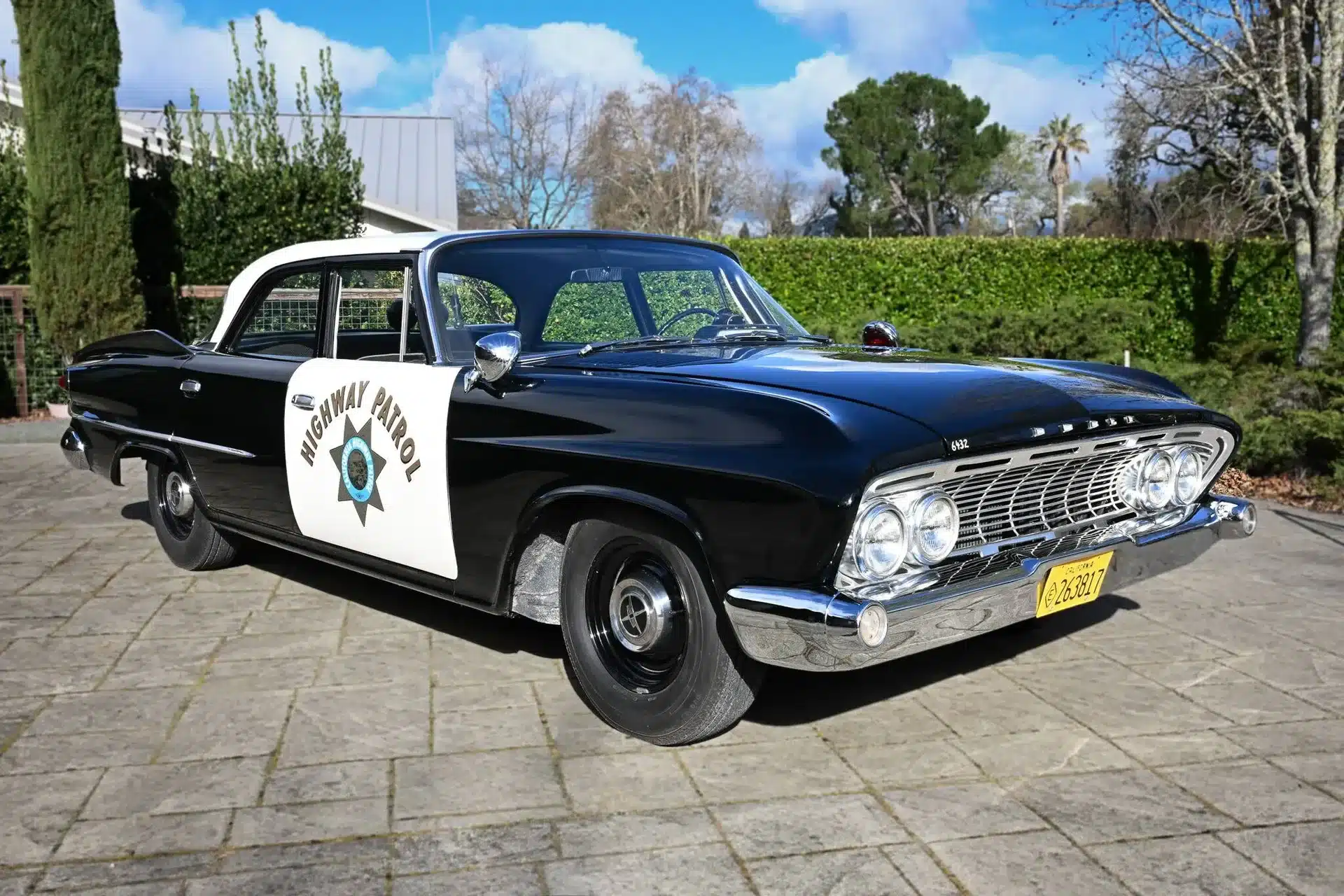 Dodge Polara 1961 als Highway Patrol Polizeiwagen mit markanten Heckflossen und klassischem Schwarz-Weiß-Lack