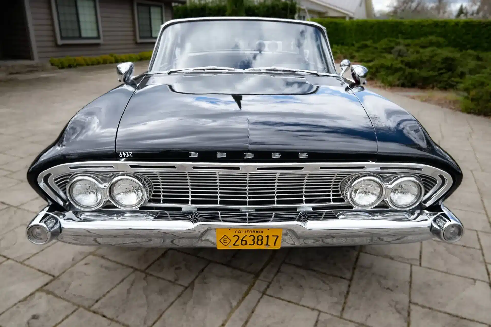 Frontansicht eines Dodge Polara aus dem Jahr 1961, gut gepflegtes US-Klassiker-Cabriolet, erkennbar am markanten Kühlergrill und Doppelscheinwerfern.