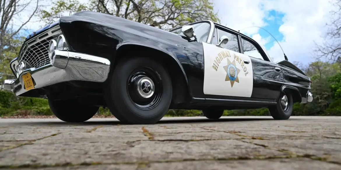Dodge Polara Highway Patrol Polizeiauto von 1961 mit markanten Heckflossen und klassischem Schwarz-Weiß-Look