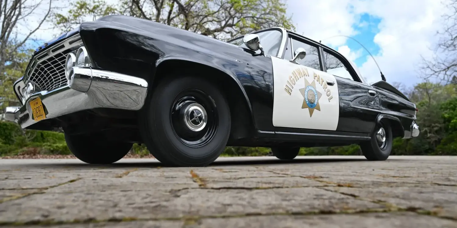 Dodge Polara Highway Patrol Polizeiauto von 1961 mit markanten Heckflossen und klassischem Schwarz-Weiß-Look