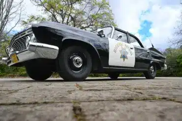 Dodge Polara Highway Patrol Polizeiauto von 1961 mit markanten Heckflossen und klassischem Schwarz-Weiß-Look