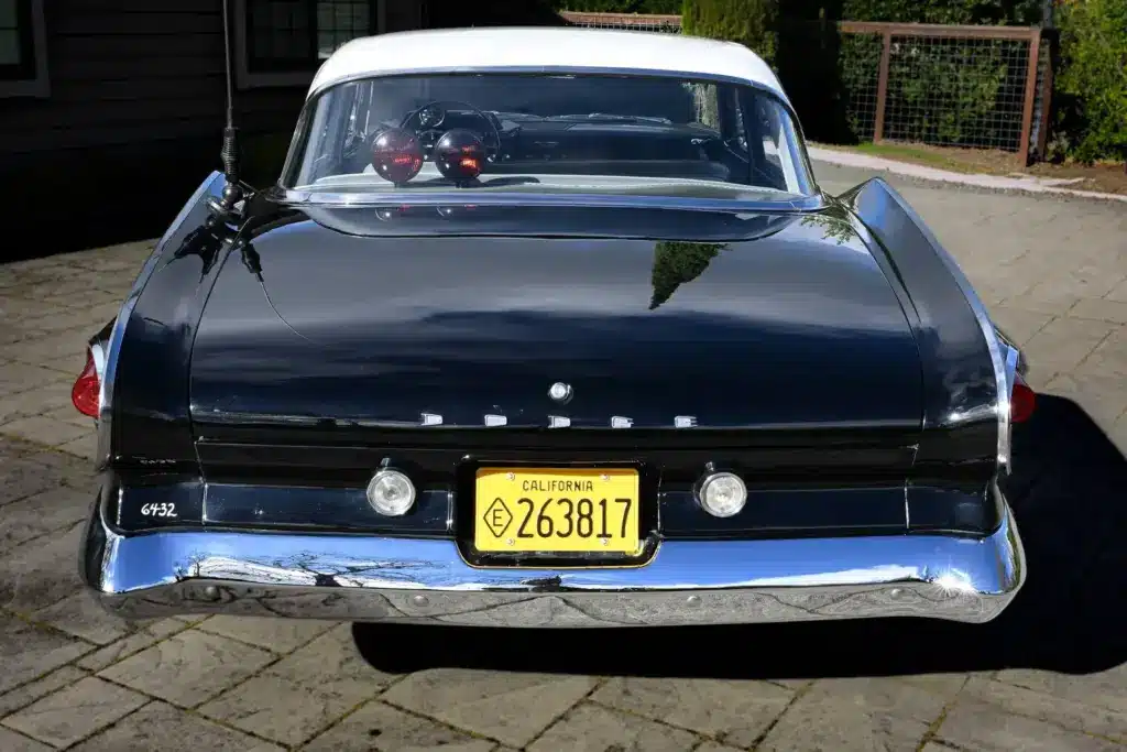 Heckansicht eines schwarzen Dodge Polara aus den frühen 1960er-Jahren mit weißen Dach und Kalifornien-Nummernschild.