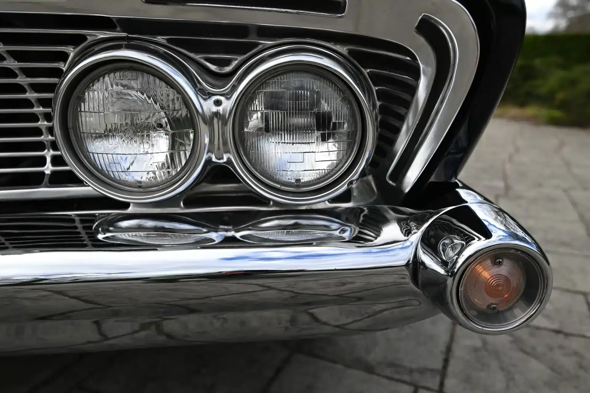Detailaufnahme der vorderen Scheinwerfer und des Grills eines Dodge Polara von 1960 oder 1961.
