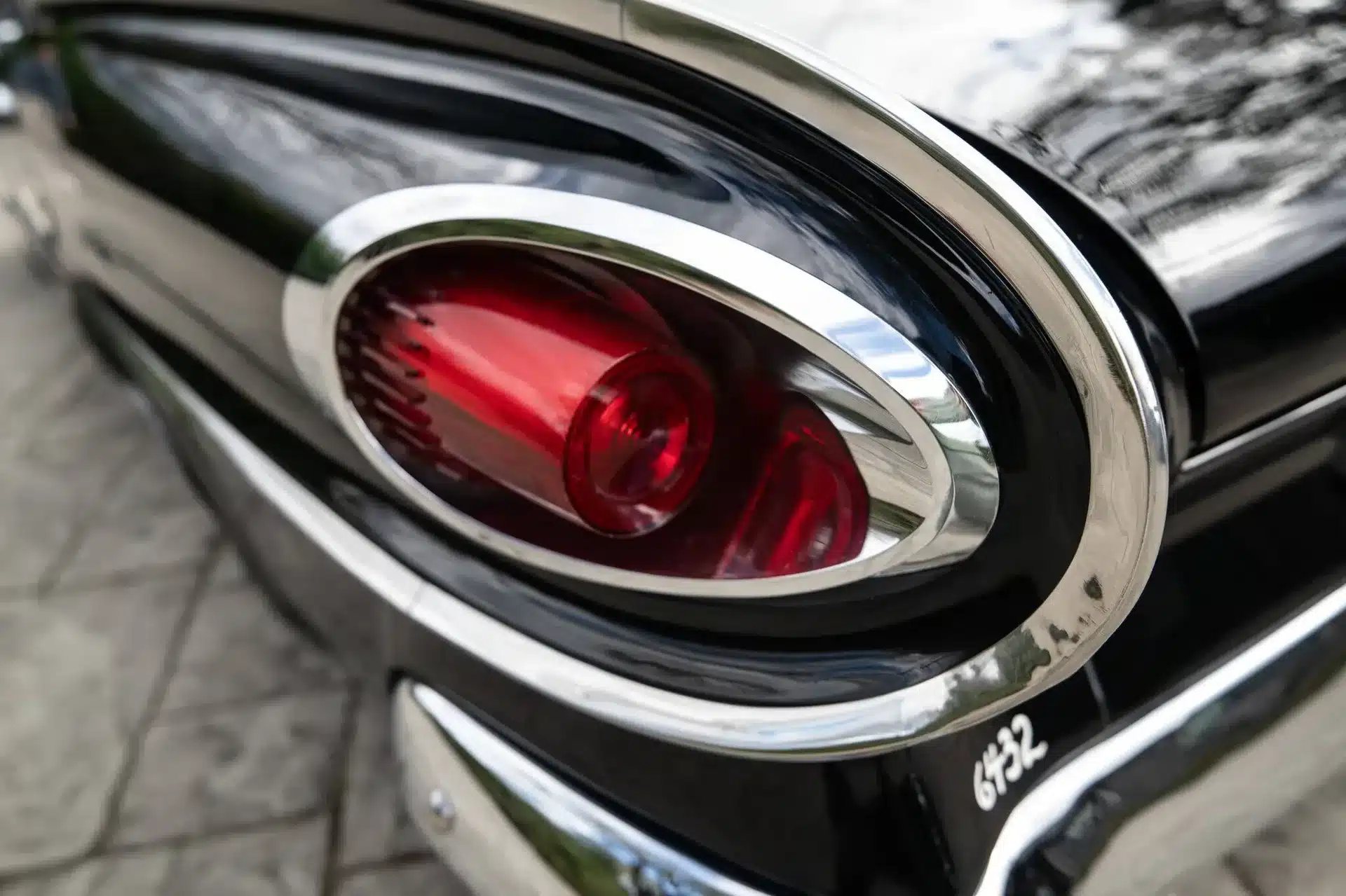 Detailaufnahme der Rückleuchte mit Chromrahmen am Heck eines Dodge Polara von 1961.