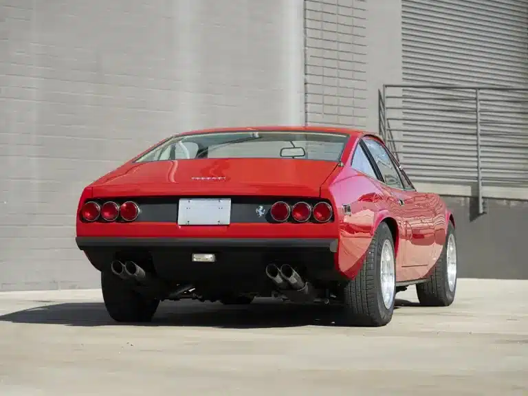 Ferrari 365 GTC/4 Baujahr 1972 in rot, Blick auf das markante Heck mit vier Rückleuchten und Doppelauspuffanlage.