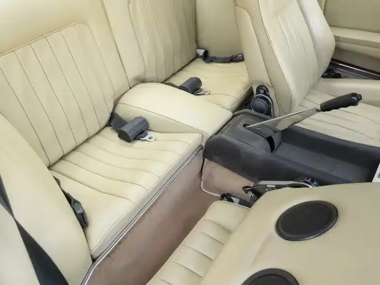 Beige Lederausstattung der Rückbank im Ferrari 365 GTC/4 von 1972
