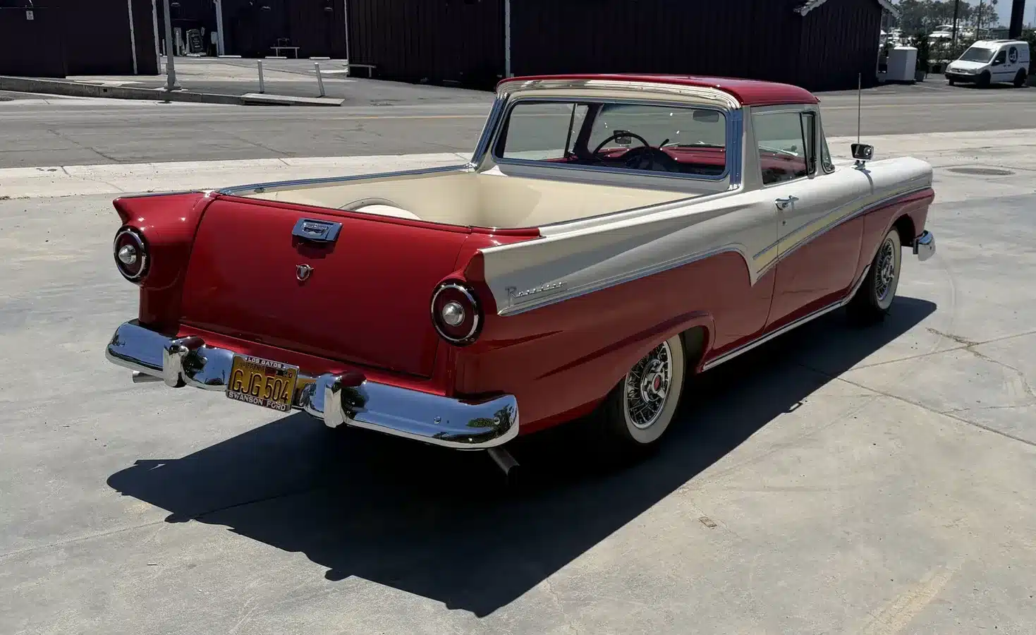 Heckansicht eines rot-weißen Ford Ranchero von 1957 mit offener Ladefläche, restauriert als Restomod.