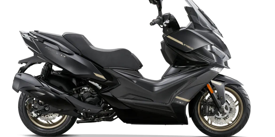 Kymco Xciting VS 400i schwarz, Seitenansicht, sportlicher Großroller mit dynamischer Linienführung und höhenverstellbarer Windscheibe.