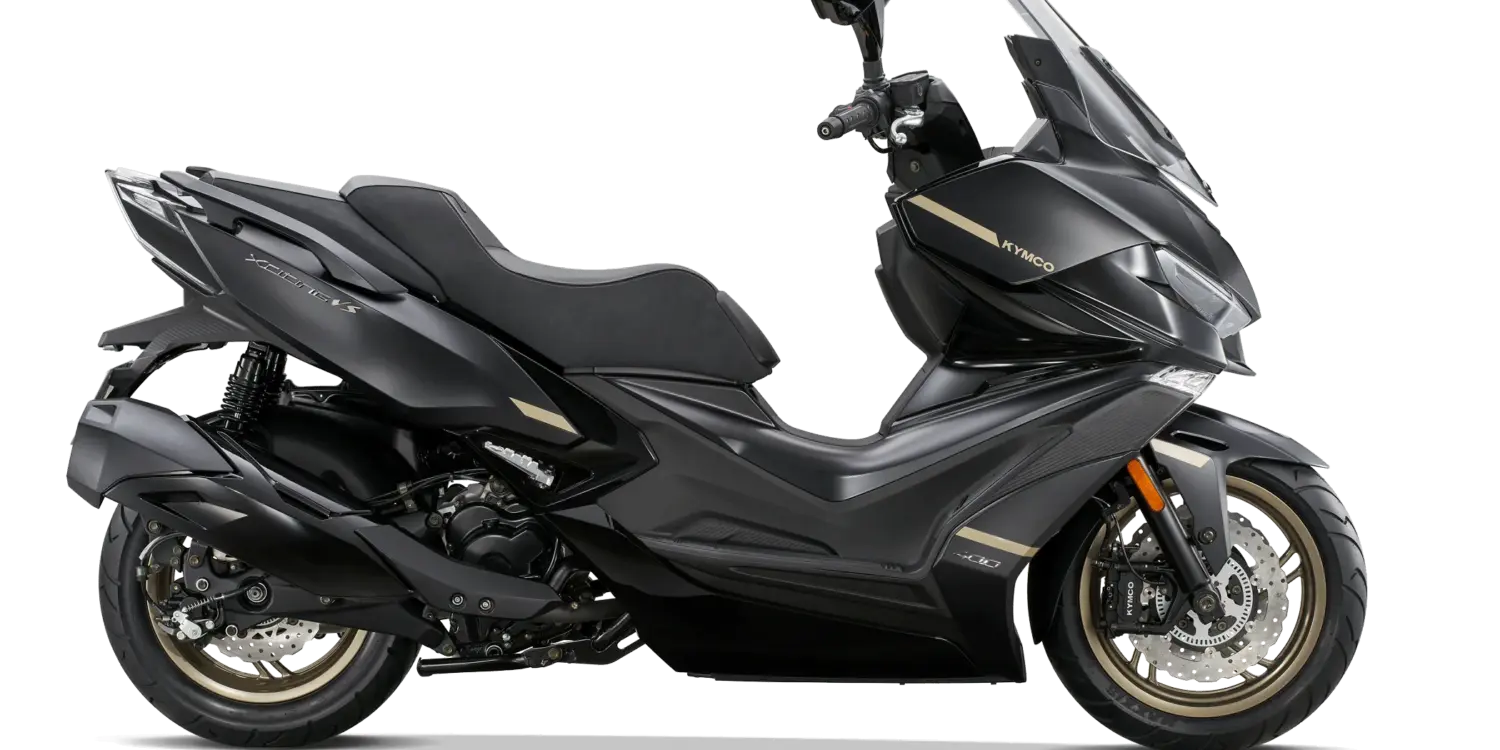 Kymco Xciting VS 400i schwarz, Seitenansicht, sportlicher Großroller mit dynamischer Linienführung und höhenverstellbarer Windscheibe.