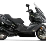 Kymco Xciting VS 400i schwarz, Seitenansicht, sportlicher Großroller mit dynamischer Linienführung und höhenverstellbarer Windscheibe.