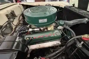 Motorraum mit grün lackiertem V8-Motor im Mercury Monterey von 1957