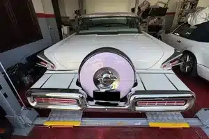 Heck eines Mercury Monterey 1957 Coupé, Classic White und Sunset Orchid, mit markanten Heckflossen und Reserverad.