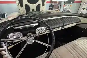 Innenansicht eines Mercury Monterey Coupés von 1957, zeigt Lenkrad, Armaturenbrett und Sitze in zeittypischer Ausführung.