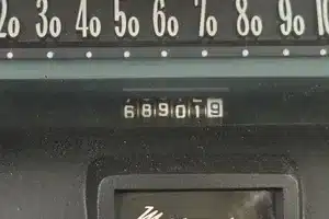 Nahaufnahme des Tachometers und Kilometerzählers eines 1957er Mercury Monterey Coupés