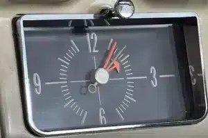 Analoge Armaturenbrettuhr eines Mercury Monterey von 1957