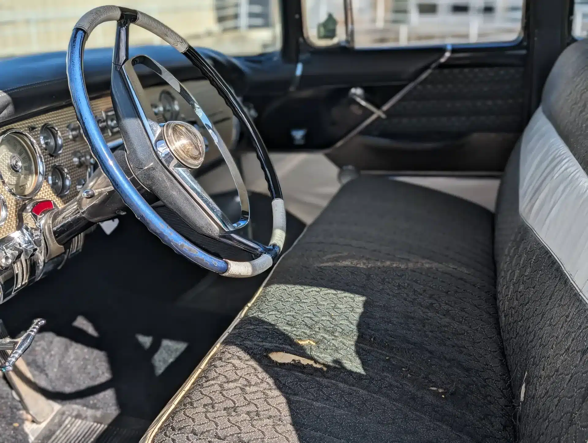Innenraum und Armaturenbrett eines Packard Patrician von 1956 mit detailreicher Ausstattung.