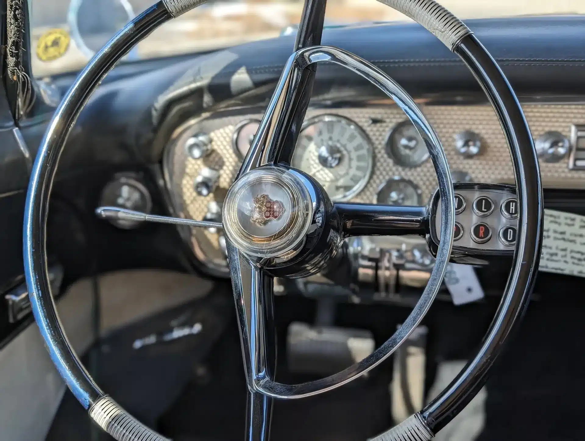 Detailansicht des Lenkrads und der Tastenautomatik eines Packard Patrician Baujahr 1956.