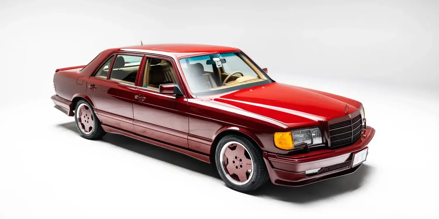 Mercedes-Benz 500 SEL 6.0 AMG W126 in Orientrot, Seitenansicht im Studio