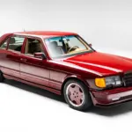 Mercedes-Benz 500 SEL 6.0 AMG W126 in Orientrot, Seitenansicht im Studio