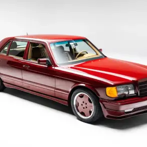 Mercedes-Benz 500 SEL 6.0 AMG W126 in Orientrot, Seitenansicht im Studio