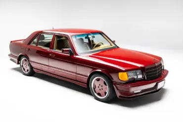 Mercedes-Benz 500 SEL 6.0 AMG W126 in Orientrot, Seitenansicht im Studio