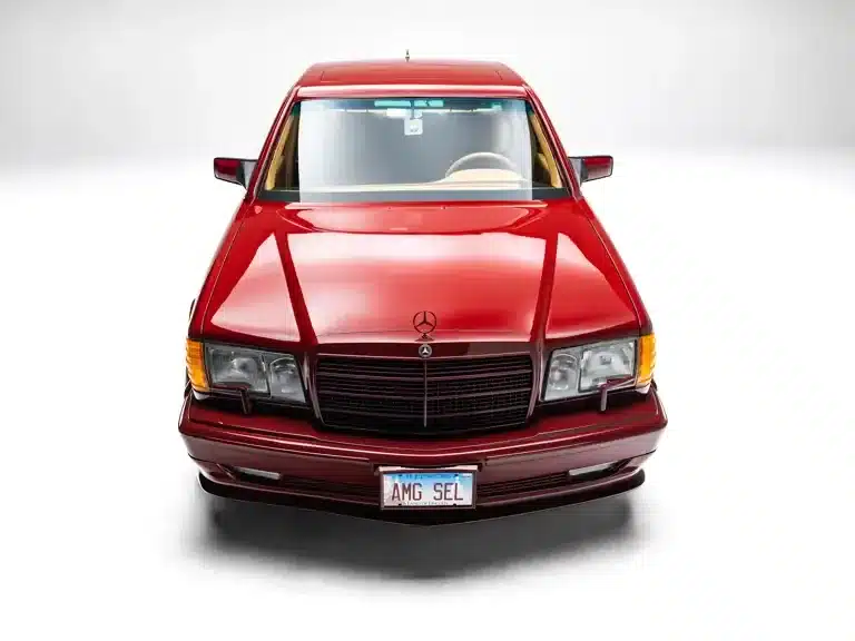 Mercedes-Benz 500 SEL 6.0 AMG Red Baron von vorn mit AMG SEL Kennzeichen, orientroter Lackierung und AMG-typischer Optik.