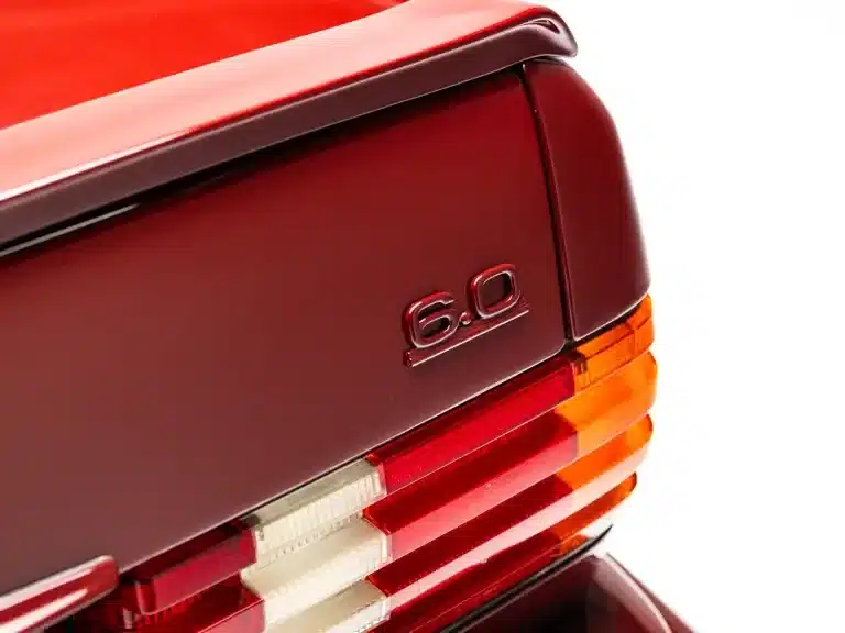 Heckpartie mit 6.0-Emblem eines Mercedes-Benz 500 SEL 6.0 AMG Red Baron, orientroter Lack und Rückleuchten