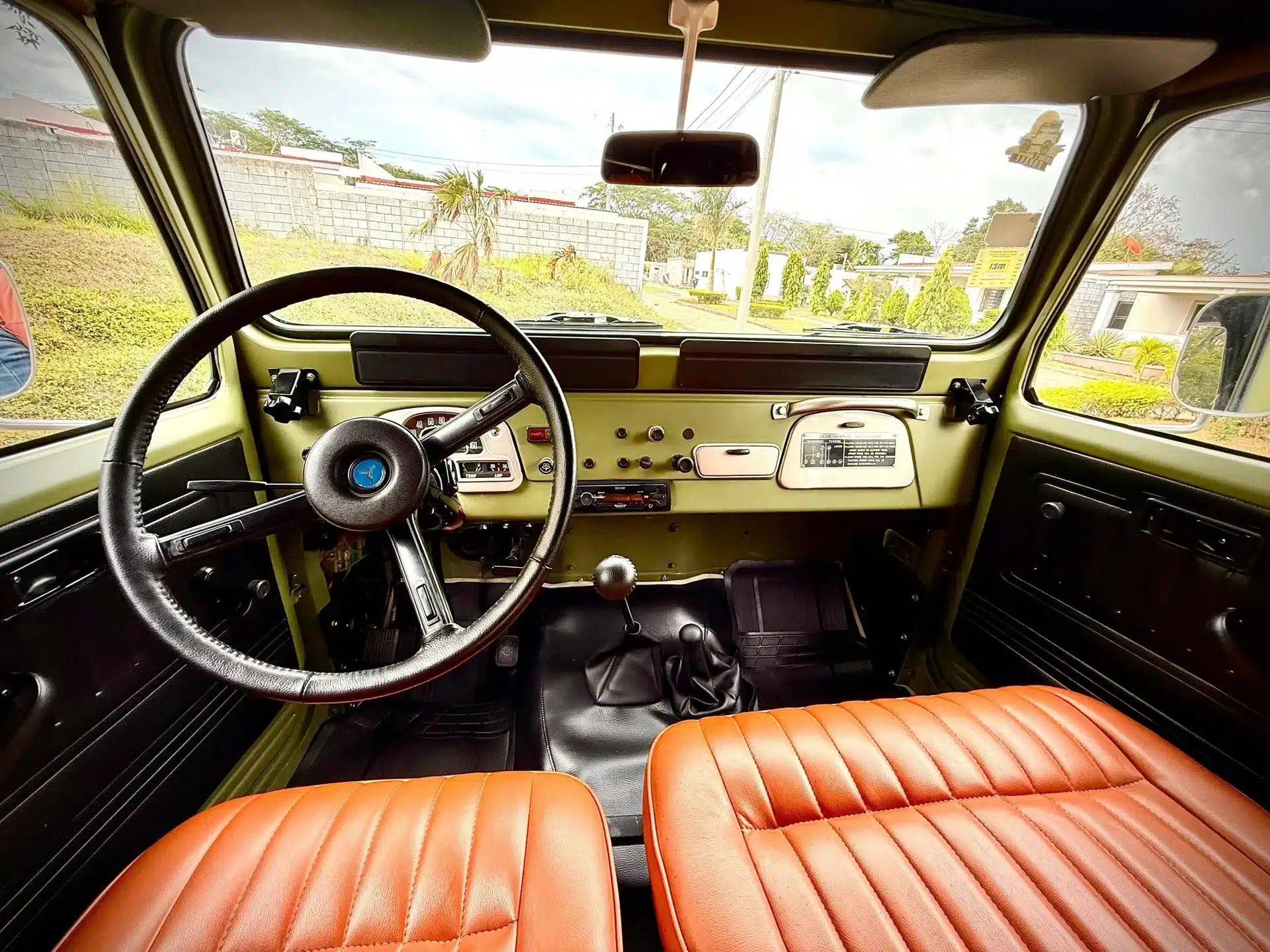 Cockpit und Sitze eines Toyota Land Cruiser von 1978, Blick durch die Windschutzscheibe nach draußen.