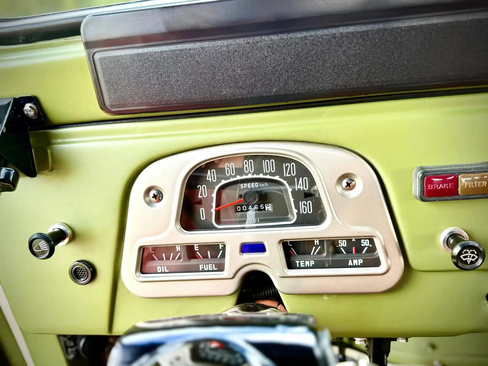 Nahaufnahme des Armaturenbretts und Tachometers eines Toyota Land Cruiser von 1978