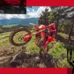 GASGAS EC 500F 2026 Enduro-Motorrad meistert steiles Gelände, Fahrer mit roter Schutzkleidung