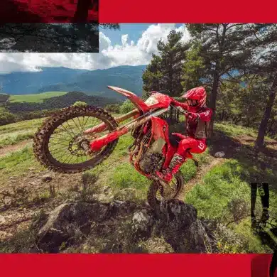 GASGAS EC 500F 2026 Enduro-Motorrad meistert steiles Gelände, Fahrer mit roter Schutzkleidung