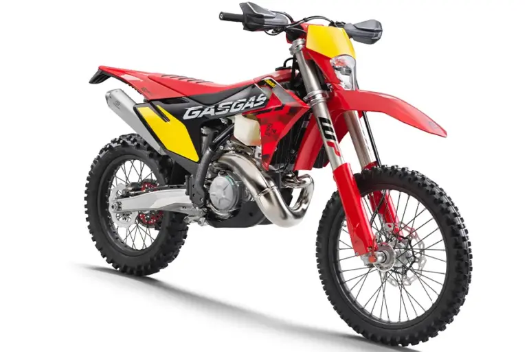GASGAS EC 300 GP 2025 Enduro-Motorrad, rote, schwarze und gelbe Akzente, Seitenansicht