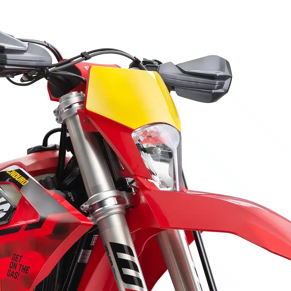 Frontpartie der GASGAS EC 300 GP 2025 mit gelbem Nummernschild, Scheinwerfer und schwarzem Lenker.