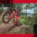 GASGAS EC 350F 2026 Enduro-Motorrad im Gelände bei steiler Passage