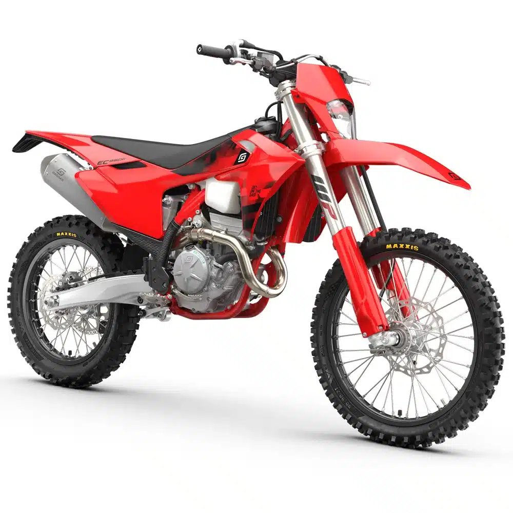 GASGAS EC 350F 2026, rotes Enduro-Motorrad mit schwarzem Sitzbezug und schwarzen Felgen, seitliche Ansicht