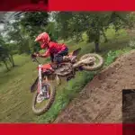 GasGas MC 85 19/16 2026 Motocross-Motorrad mit jungem Fahrer beim Sprung auf einer schlammigen Offroad-Strecke.