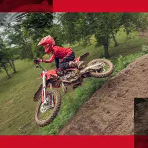 GasGas MC 85 19/16 2026 Motocross-Motorrad mit jungem Fahrer beim Sprung auf einer schlammigen Offroad-Strecke.