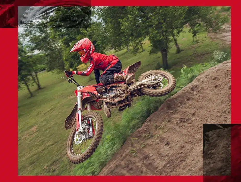 GasGas MC 85 19/16 2026 Motocross-Motorrad mit jungem Fahrer beim Sprung auf einer schlammigen Offroad-Strecke.